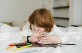 Chłopiec bawiący się kredkami