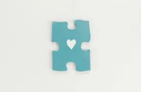 Niebieski puzel z rysunkiem serca